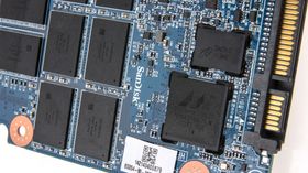 En Marvell-kontroller og 19 nm SanDisk-produsert MLC-NAND sitter i hjertet av SSD-en.