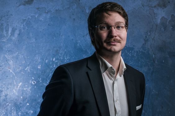 Hvittbalansen ble stilt på en kaldere innstilling for å skape en interessant blå bakgrunn. Med riktig hvitbalanse ville veggen vært grå og kjedelig. For å beholde riktige farger på motivet ble det brukt blits med gult filter. .