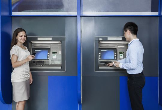 Stadig flere land tar i bruk teknologi som gjørt plastkortene overflødige i minibanken.