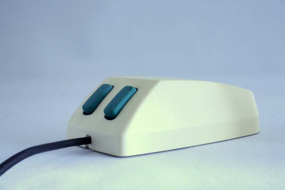 Microsofts første mus kom i 1983 og fikk fort kallenavnet «Green Eye Mouse». Den kostet 195 dollar og Microsoft brukte over ett år på å selge de første 50 000 eksemplarene.