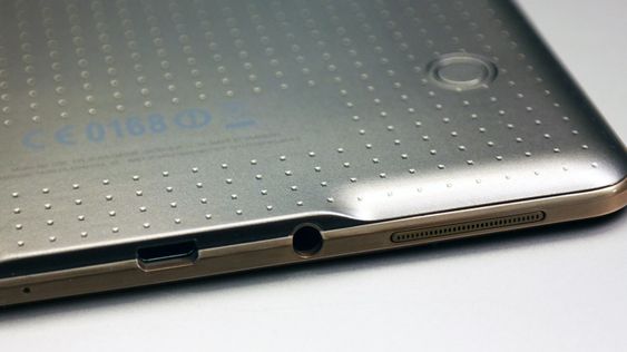USB og AUX-kontaktene ligger på kortsiden av brettet. Legg også merke til høyttaleren. En tilsvarende finner du på motsatt side av brettet.