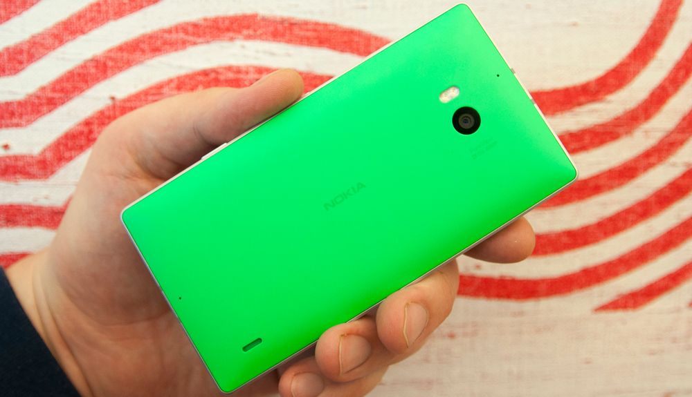Kjøper du en grønn eller oransje Lumia 930 er du synlig på lang avstand.