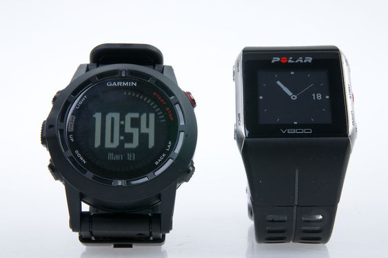Garmin Fenix 2 har noen flere funksjoner enn Polar V800 (til høyre), men V800 er enklere å bruke og har bedre og mer lettleste informasjonsskjermer.