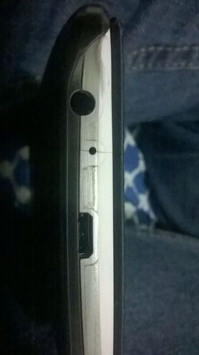 Hullet mellom USB-kontakten og hodetelefonkontakten skjuler en mikrofon. Dersom det oppstår slike sprekker rundt mikrofonen på din G3 bør du kontakte LG for å få den fikset.
