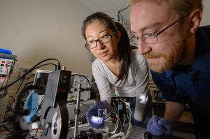Doktorgradsstudent Yimu Zhao og førsteamanuensis Richard Lunt tester det nye solcellematerialet på laboratoriet.