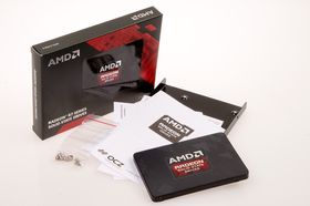 Det følger greit med tilbehør med Radeon R7 SSD, blant annet programvare for å klone harddisken din.