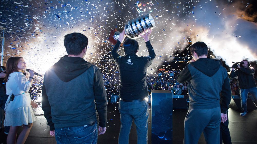 Invictus Gaming kunne reise den store pokalen etter ESL One.