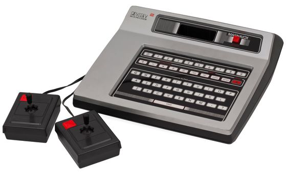 Odyssey 2 var kjent som Philips G7000 i Europa. Legg merke til den herlig stjerneformen på hullet til joystickene.