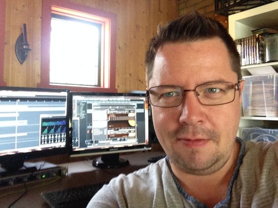 Thomas Regin i hjemmestudioet sitt.