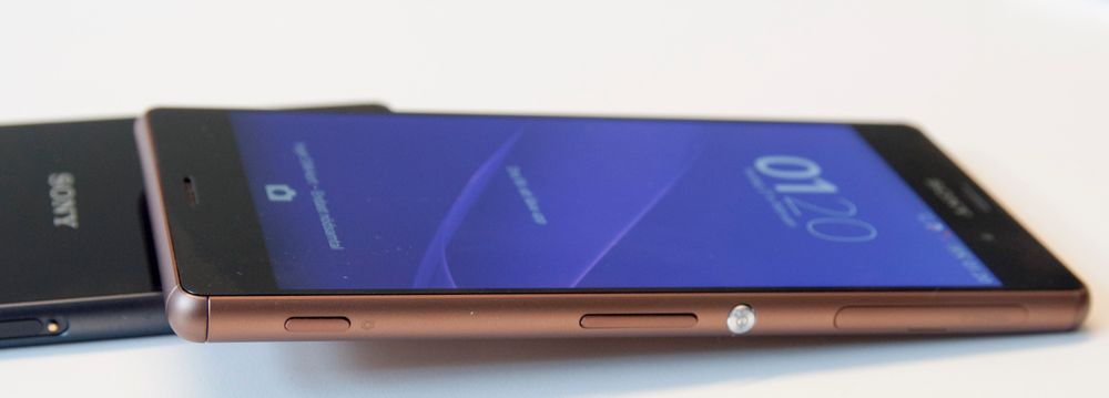 Svart og kobberfarget Xperia Z2 sett fra siden.
