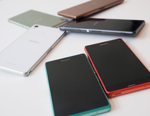 De nye Sony-mobilene kommer i en rekke forskjellige farger.