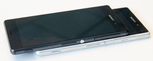 Sony har endret ganske mye på designen mellom Xperia Z2 (nederst) og Xperia Z3.