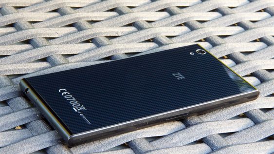 Baksiden har et spesielt mønster som kommer tydeligere frem når telefonen ses i sterkt lys.