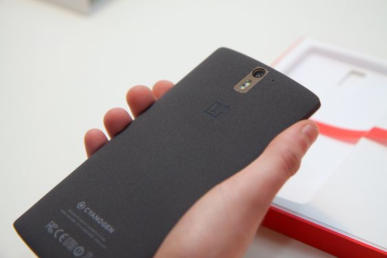 Den ruglete baksiden gjør OnePlus One god å holde i.