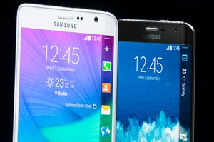 Samsung Galaxy Note Edge. Legg merke til skjermkanten på høyre side, som skrår nedover mot baksiden av telefonen. .