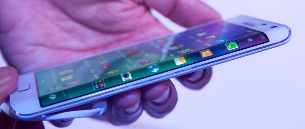 Galaxy Note Edge er en kileformet variant av Galaxy Note 4. Den kan vise informasjon langs høyre langside.
