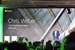 Chris Weber i Microsoft presenterte de nye Lumia-mobilene. .