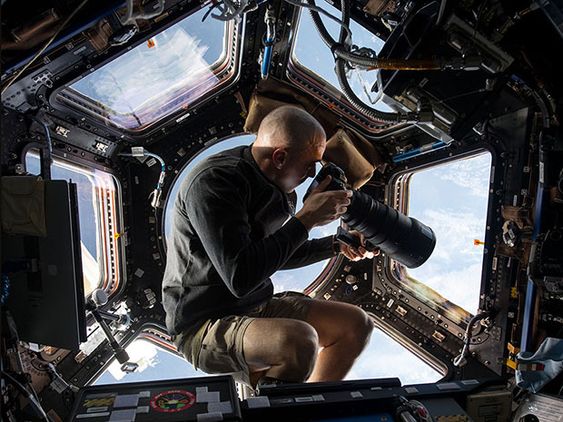 Ingenting er romslig på ISS, men i kuppelen er det plass nok til å ta bilder.