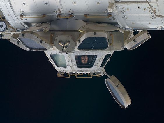 Videofilmen er fanget fra denne kuppelen på ISS, som astronautene bruker for å få et godt overblikk ut av romstasjonen.