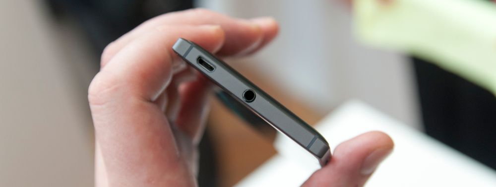 Microsoft har plassert hodetelefonkontakt og Micro-USB-kontakt på toppen av telefonen.