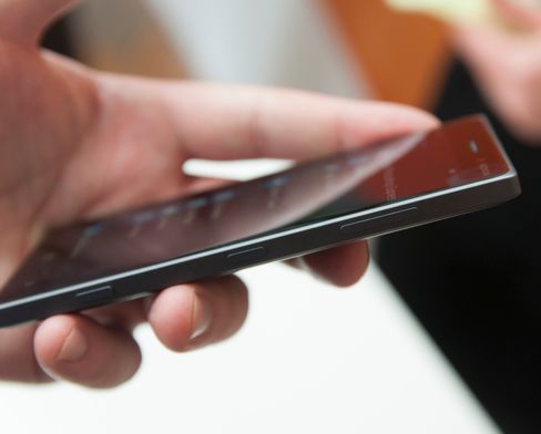 Metallrammen rundt Lumia 830 får telefonen til å føles svært solid.