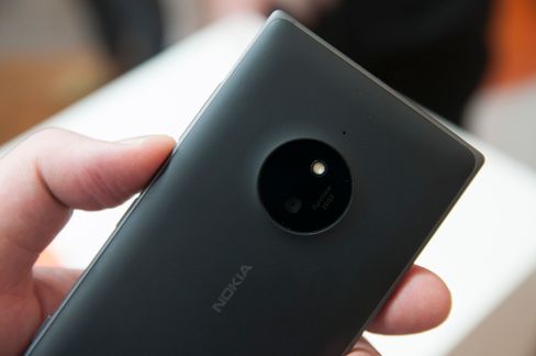 Ikke alle Nokia-telefoner er like skrikende. Lumia 830 i koksgrå burde passe greit til findressen.