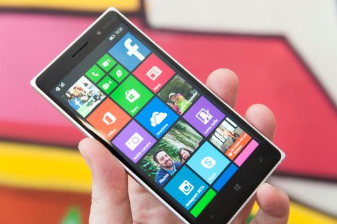 Lumia 830 likner veldig på storebror Lumia 930. Like toppspesifisert er den ikke, men avstanden føles likevel ikke stor.