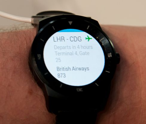 Google's little helper, Google Now, an important part of the Android Wear, and thus also the & # xE5; G Watch R. Norwegian voice control is not st & # XF8; backed.