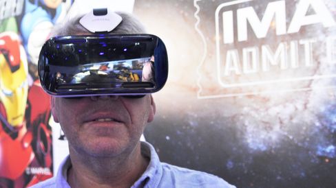 Siste generasjon i Samsungs Gear VR-serie kommer i salg nå. Har du en Galaxy S6 fra før, kan du gjøre den til en VR-brille for 2000 kroner. Utgaven som er avbildet her er for Galaxy Note 4.