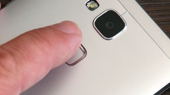 Fingeravtrykksensoren er av en ny type. På prototypen vi prøvde slet den med å registrere fingrene mine.