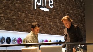 Jean Michel Jarre setter seg ned for å snakke business.