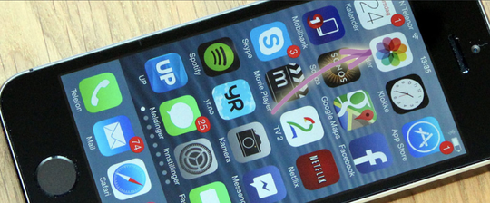 Sletter du bildene fra denne appen på iPhonen, vil du fortsatt måtte gå inn i iCloud og slette bildene der. Og på Mac-en og iPad-en om du har lastet ned bildene der da.