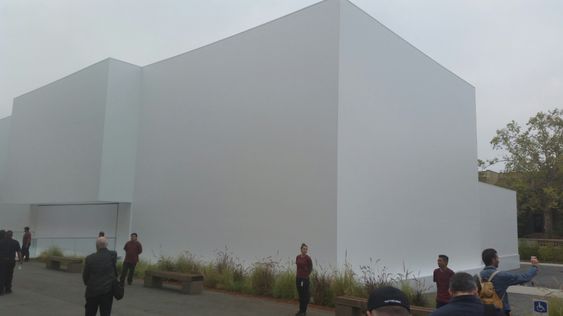 Denne bygningen har Apple satt opp for anledningen. Hva skjer på innsiden?