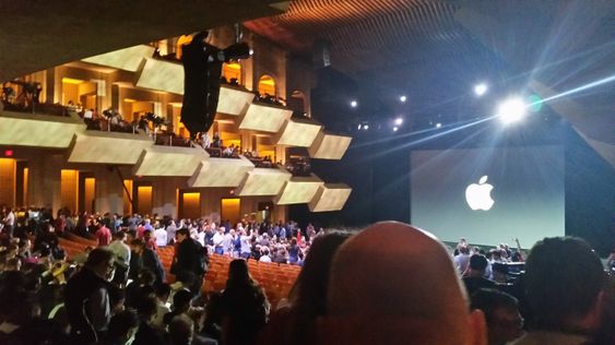 Nå sitter vi i salen, klare for at Tim Cook skal sette igang.