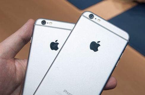 iPhone 6 til venstre og iPhone 6 Plus til høyre.