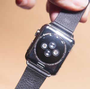 På undersiden har klokken pulssensor som brukes i kombinasjon med treningsappen Apple har laget. Den kan også fôre tredjeparts treningsapper.