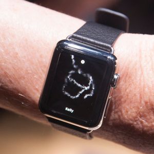 Du kan sende enkle bildemeldinger med Apple Watch. Her forsøkte vår hjelper å tegne en kaffekopp.