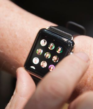 Knotten på siden av Apple Watch kaller selskapet for en digital krone. Det er denne som styrer mye av innholdet på klokken.