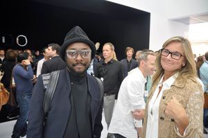 Både U2 og Will.i.am dukket opp i forbindelse med lanseringen. Også Tim Cook gikk rundt i folkemengden, som om han var en vanlig mann.
