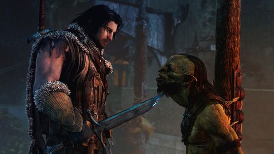 Du kan tvinge nyttig informasjon ut av orkene du neskjemper. (Bilde: Warner Bros.).