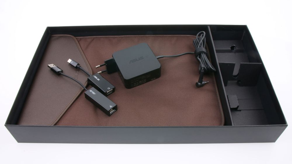 Vi ble gledelig overrasket over at Asus inkluderer to adaptere for henholdsvis ethernet og VGA. Dette er ingen selvfølge i dag.