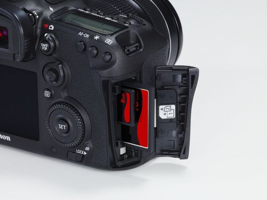 7D Mark II har doble kortplasser.