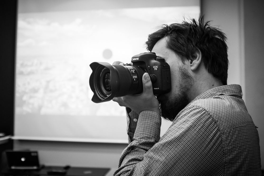 Canon EOS 7D Mark II ligger godt i hånden.