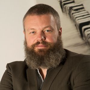 Torgeir Waterhouse påpeker at prinsippet om avtalefrihet er det som gjelder.