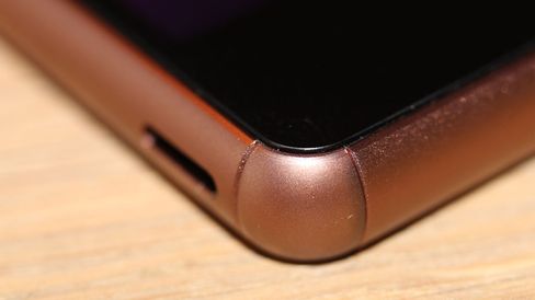 Hjørner i gjennomfarget plast skal gjøre telefonen mer robust.