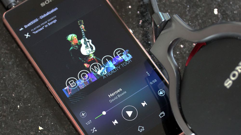 Sony kan musikk. Kobler du til et hodesett kan telefonen starte apper automatisk. Her har vi startet Spotify på denne måten.