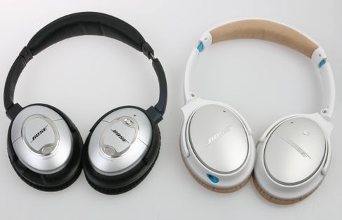 Bose QuietComfort 15 til venstre, Bose QuietComfort 25 til høyre. .