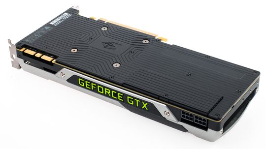Nvidia GeForce GTX 980 har fått en sort bakplate, som kanskje kan hjelpe til med å lede unna litt varme. Den lille luken ved strømkontaktene er ment å kunne fjernes dersom man kjører flere slike kort i SLI for å forbedre luftgjennomstrømmingen.