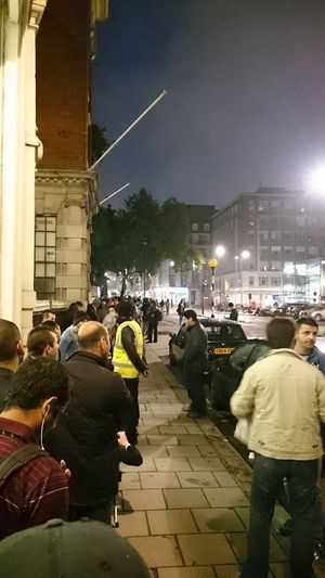 Det er kanskje mørkt og dystert, men ingen tid å kaste bort dersom du vil ha en iPhone 6 på lanseringsdagen. .