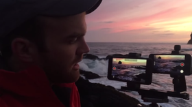 Fotografen plasserte iPhone 5S og iPhone 6 Plus rett ved siden av hverandre på et stativ.